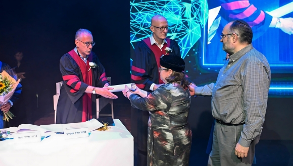 The Haber family receives the doctoral degree. Photo: Invision 